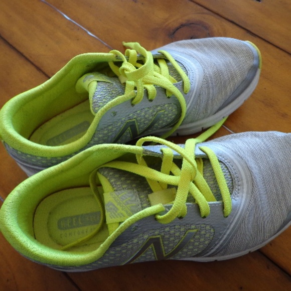 NEW BALANCE Athletic Cross Training Shoes Sz 6M Gray/Yellow Padded Footbed